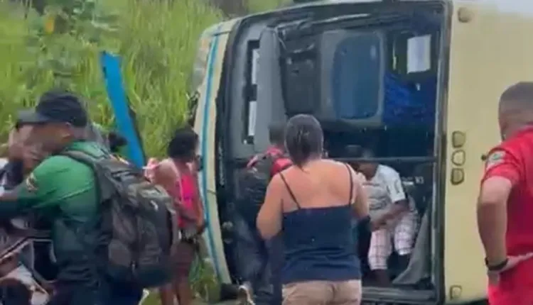 Ônibus tomba na Br 680 após perder freio