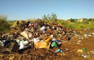 Moradores denunciam descarte irregular de lixo queima de material tóxico no bairro Xandó em Trancoso.
